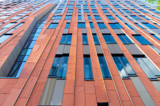 Eine Hochhaus Fassade eines &ouml;ffentlichen Geb&auml;udes in der Hamburger Hafencity aus der Frosch-Perspektive