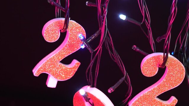 Numeri del nuovo anno tra le luci colorate, buon 2024