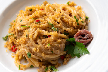 Deliziosi spaghetti con pangrattato e alici, cucina italiana, cibo europeo 