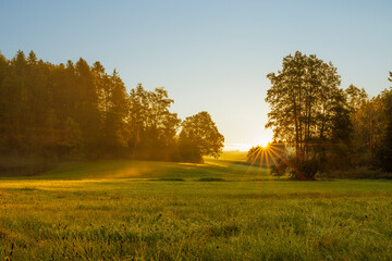 2023-09-16, GER, Bayern: Sonnenaufgang über dem Ilztal im Bereich der oberen Ilz, Ettlmühle