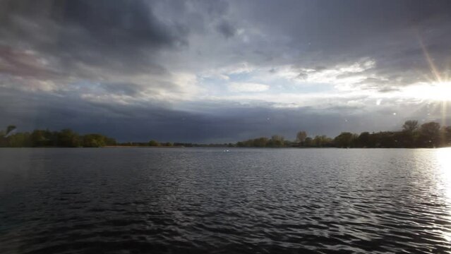 Deutschland_ Havel bei Pritzerbe in Brandenburg bei Regenwetter mit Sonne