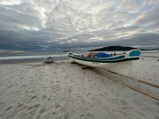 Fototapeta premium Barcos de Pescadores Rede na Praia dos Ingleses Florianópolis