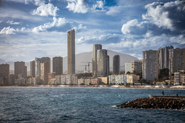 Widok na plażę, hotele i morze śródziemne na brzegu Hiszpańskiego miasta Benidorm na Costa...