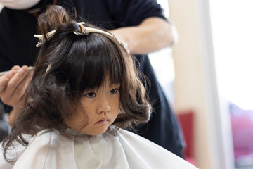 七五三の髪型にセットしている途中の女の子（3歳、日本人)