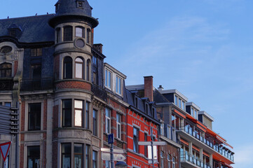 Architektura budynków w Belgii na tle nieba.