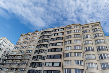 Architektura budynków w Belgii na tle nieba. - obrazy, fototapety, plakaty