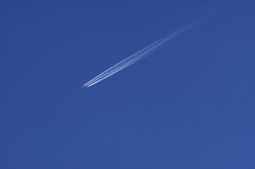 Samolot pasażerski lecący na wysokości przelotowej.