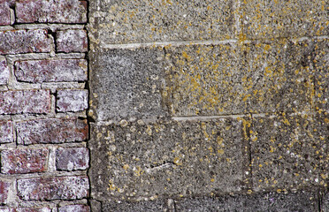 Mur z pustaków betonowych połączony z cegłami. - obrazy, fototapety, plakaty