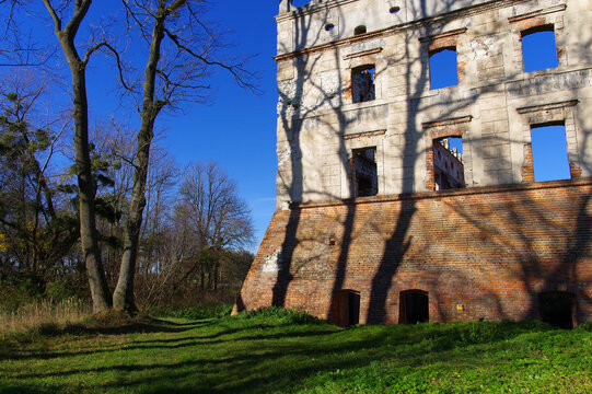 Zamek w Krupym, ruiny na tle błękitnego nieba..