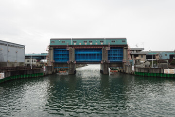 大阪の六軒屋川水門。
洪水から都市を守るための水門。