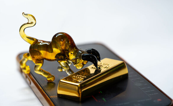 Candlestick charts on mobile screens, gold bars and bullion models Ideas for trading Forex, Gold and Cryptocurrencies During the up market