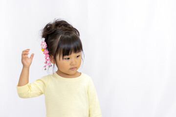 七五三の髪型にセットした女の子（3歳、日本人）
