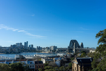 View of sydney harbor bridge with blue sky 
シドニーハーバーブリッジと青空の眺め
