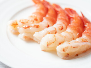 Peeled raw shrimp on a plate