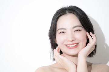 笑顔を見せる女性　若い女性の美容イメージ　顔のアップ