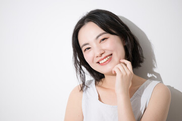 笑顔を見せる女性　若い女性の美容イメージ　顔のアップ