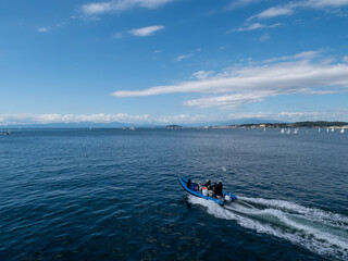 Obraz premium 海岸の風景、ヨットのセーリングの練習