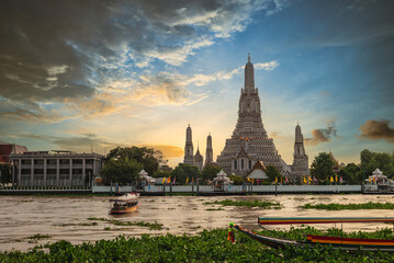 Wat Arun at the bank of Chao Phraya River in Bangkok, thailand - obrazy, fototapety, plakaty