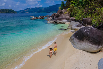 Coupe of men and woman at Ko Adan Island in front of Koh Lipe Island Southern Thailand - obrazy, fototapety, plakaty
