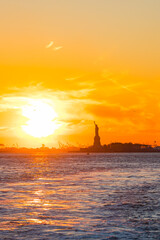 Fototapeta na wymiar NEW YORK sunset over the sea