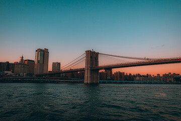 Fototapeta na wymiar NEW YORK and Brooklin bridge at dusk
