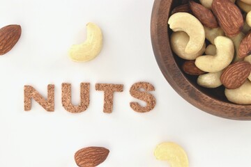 木の皿に盛った素焼きのミックスナッツの俯瞰