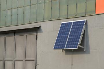 Solarpanele an einer Hauswand angebracht