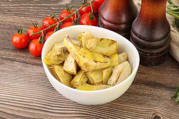 Grilled artichoke marinated in oil