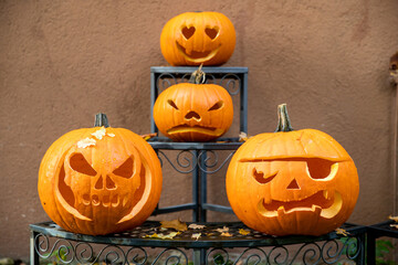 Vier Halloweenkürbisse ausgeschnitten zusammen platziert