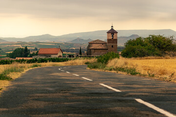 Pueblo de Cañas en La Rioja. Vista a la entrada de un pueblo pequeño en la profunda España, con la iglesia y algunas casas, así como los viñedos a mano izquierda y los campos de trigo a la derecha