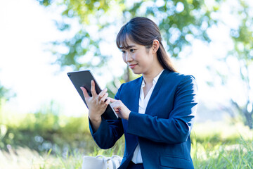 Fototapeta premium スーツを着た女性