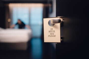 Heinweisschild an Tür bei Reinigung im Hotelzimmer