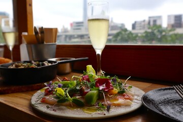 スパークリングワインとサラダ