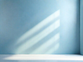 Bellissima immagine di sfondo di uno spazio vuoto in toni di azzurro con un gioco di luci e ombre sulla parete e sul pavimento per lavori di progettazione o creativi