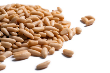 Mucchio di pinoli freschi sgusciati, isolati su fondo bianco - alimentazione vegetariana 