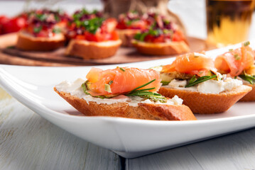 Deliziosi crostini con salmone affumicato, zucchine e crema di formaggio, antipasti europei 