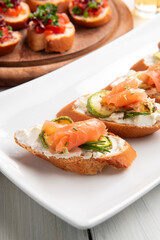 Deliziosi crostini con salmone affumicato, zucchine e crema di formaggio, antipasti europei 