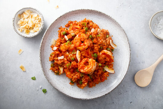 Spicy rice with coconut and shrimps