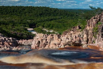 Fototapeta na wymiar Serene View of Blood-Colored Water Pools in Roncador River, Chapada Diamantina