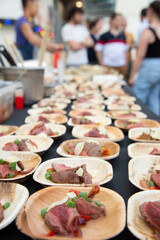 Buffet de plats individuels préparés par un traiteur pour un événement d'entreprise