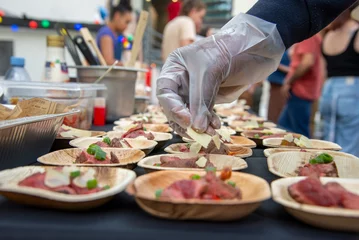 Foto op Canvas une personne en train de préparer une assiette individuelle pour un événement d'entreprise © PierreM