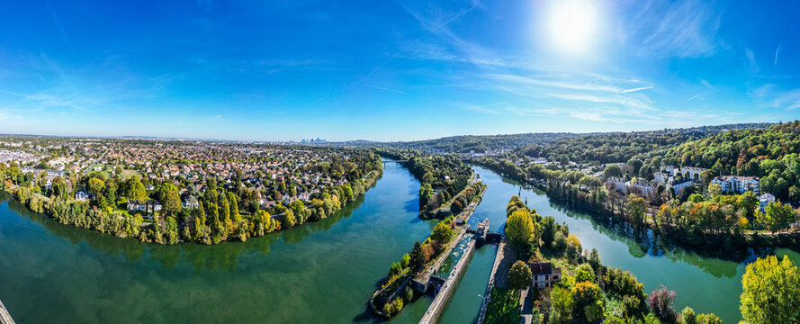 Paysage panoramique du fleuve de la Seine en r&eacute;gion parisienne avec vue sur Paris, La D&eacute;fense et la tour Eiffel