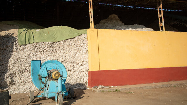 hot air pump for reducing the humidity in the cotton