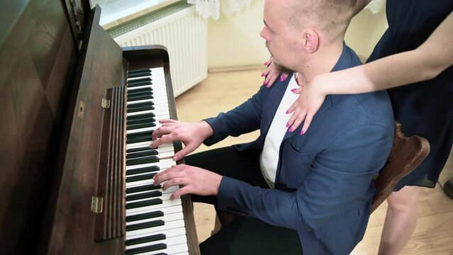 Boy on date plays piano to impress his girlfriend.