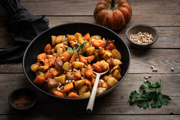 poêlée de pommes de terres et portion automnale aux épices curry, paprika, pignons