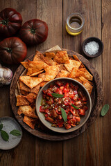 tartare de tomates à l'huile d'olive, ail et sauge avec des chips de tortilla maison au paprika