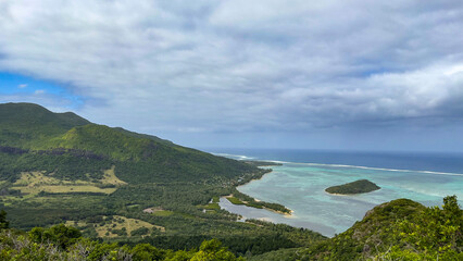 Fototapeta na wymiar Vistas desde montaña Le Morne, Isla Mauricio