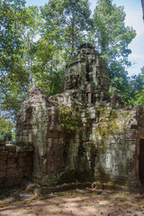 entrée principale du Ta som vue de l'intérieur, avec ses visages mystérieux