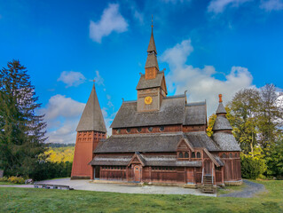 Stabkirche in Hahnenklee bei sommerlich wolkigen Himmel