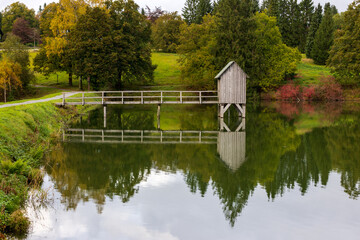 Steg mit Hütte am Kranicher Teich in Hahnenklee im Harz